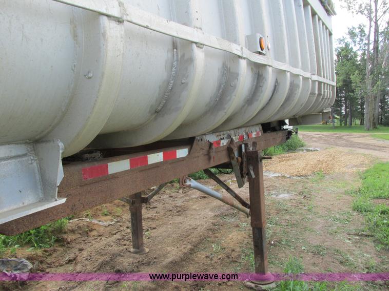 image for item I3834 1985 Freuhauf end dump trailer