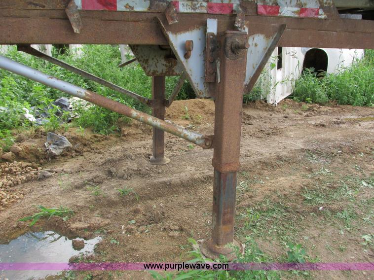 image for item I3834 1985 Freuhauf end dump trailer