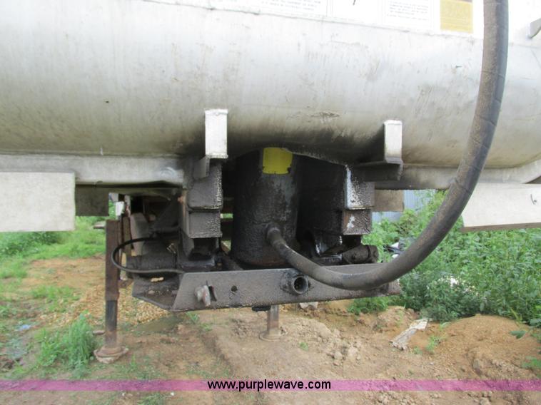 image for item I3834 1985 Freuhauf end dump trailer