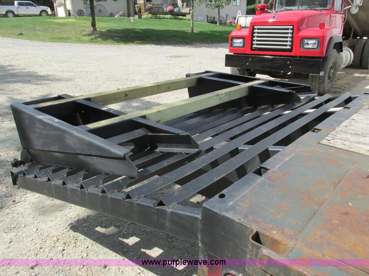 image for item I3835 1998 Specialized XL70LSD drop deck trailer