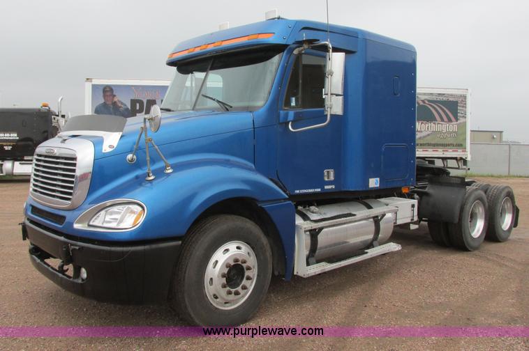 image for item I6195 2001 Freightliner Columbia semi truck