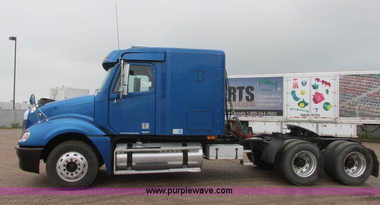image for item I6195 2001 Freightliner Columbia semi truck