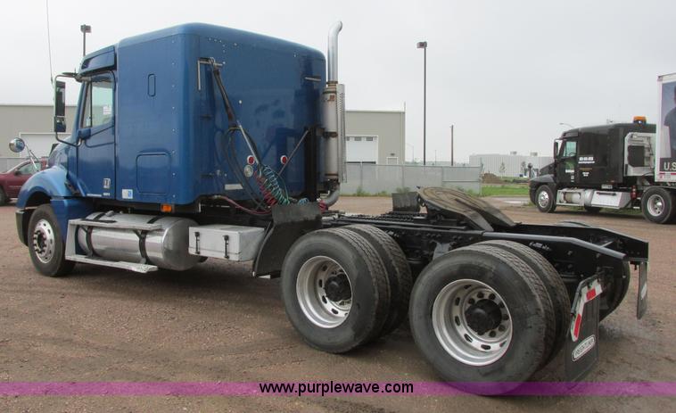 image for item I6195 2001 Freightliner Columbia semi truck