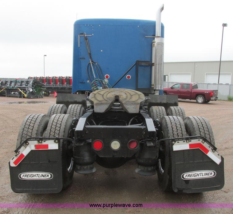 image for item I6195 2001 Freightliner Columbia semi truck