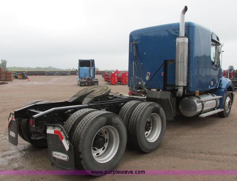 image for item I6195 2001 Freightliner Columbia semi truck