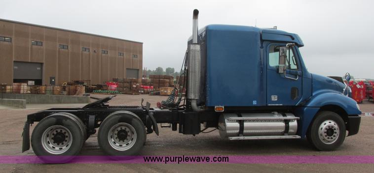 image for item I6195 2001 Freightliner Columbia semi truck