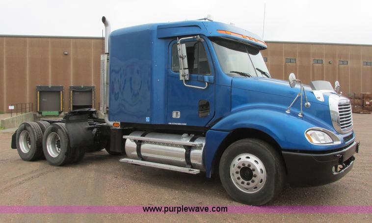 image for item I6195 2001 Freightliner Columbia semi truck