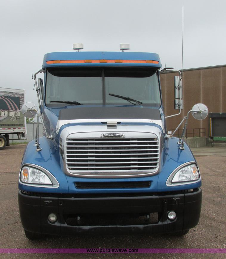 image for item I6195 2001 Freightliner Columbia semi truck