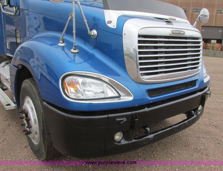 image for item I6195 2001 Freightliner Columbia semi truck