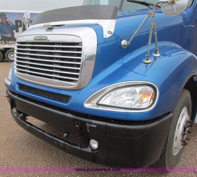 image for item I6195 2001 Freightliner Columbia semi truck