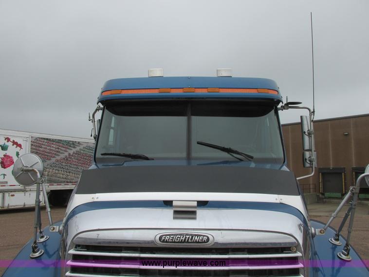 image for item I6195 2001 Freightliner Columbia semi truck