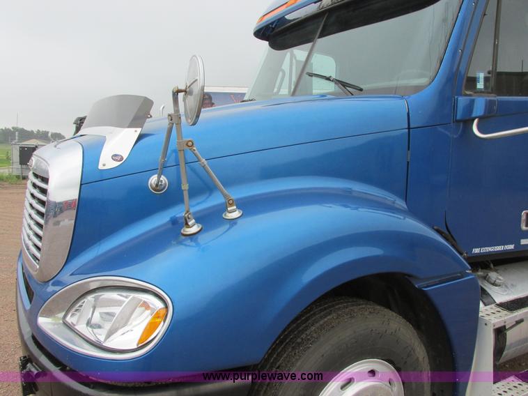 image for item I6195 2001 Freightliner Columbia semi truck