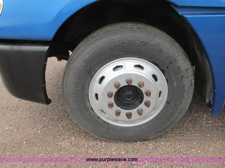 image for item I6195 2001 Freightliner Columbia semi truck