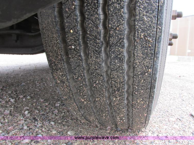 image for item I6195 2001 Freightliner Columbia semi truck