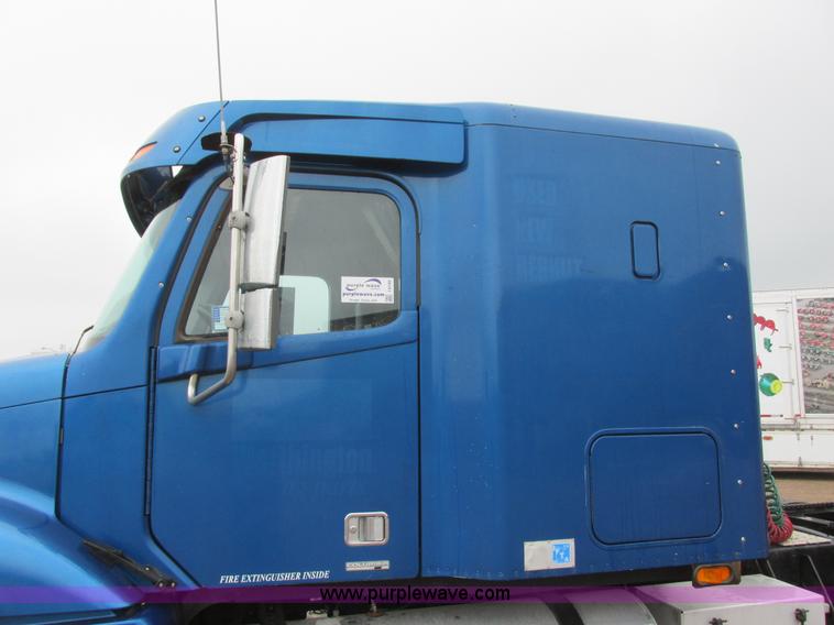 image for item I6195 2001 Freightliner Columbia semi truck