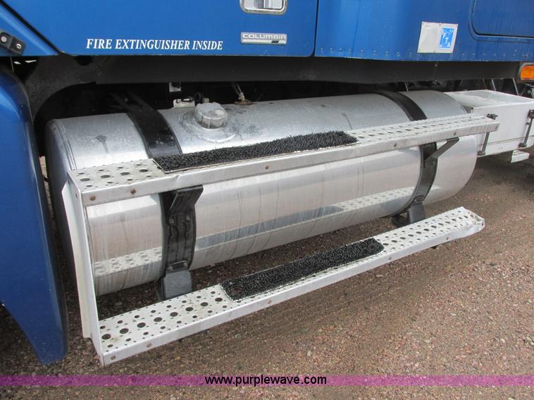 image for item I6195 2001 Freightliner Columbia semi truck