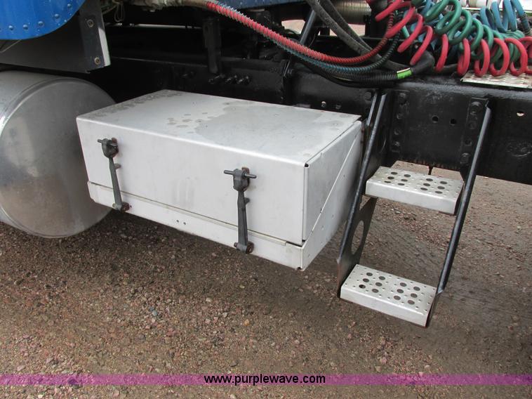 image for item I6195 2001 Freightliner Columbia semi truck