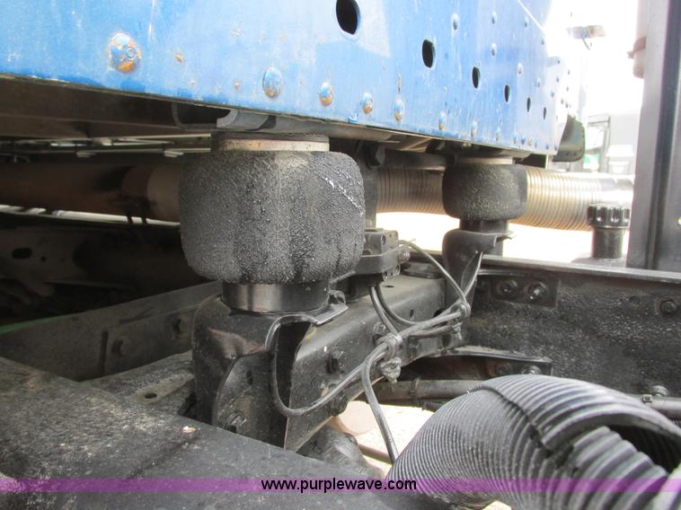 image for item I6195 2001 Freightliner Columbia semi truck