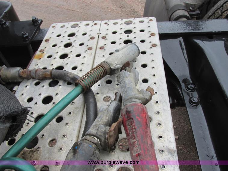 image for item I6195 2001 Freightliner Columbia semi truck