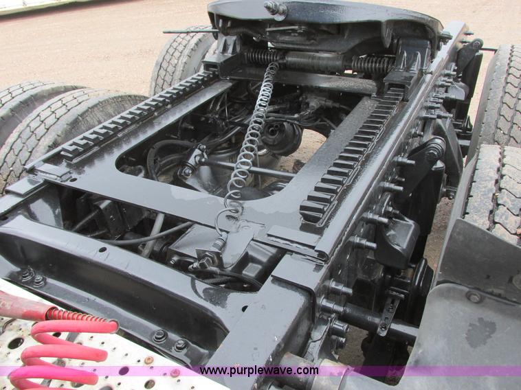 image for item I6195 2001 Freightliner Columbia semi truck