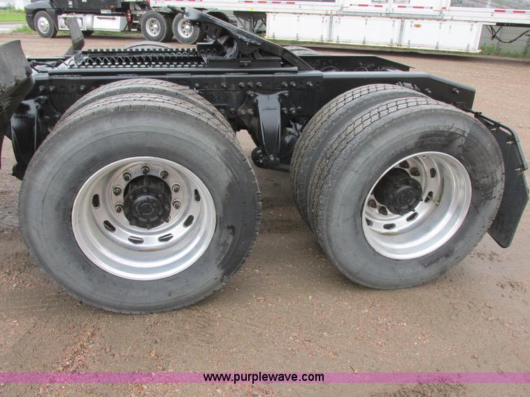 image for item I6195 2001 Freightliner Columbia semi truck