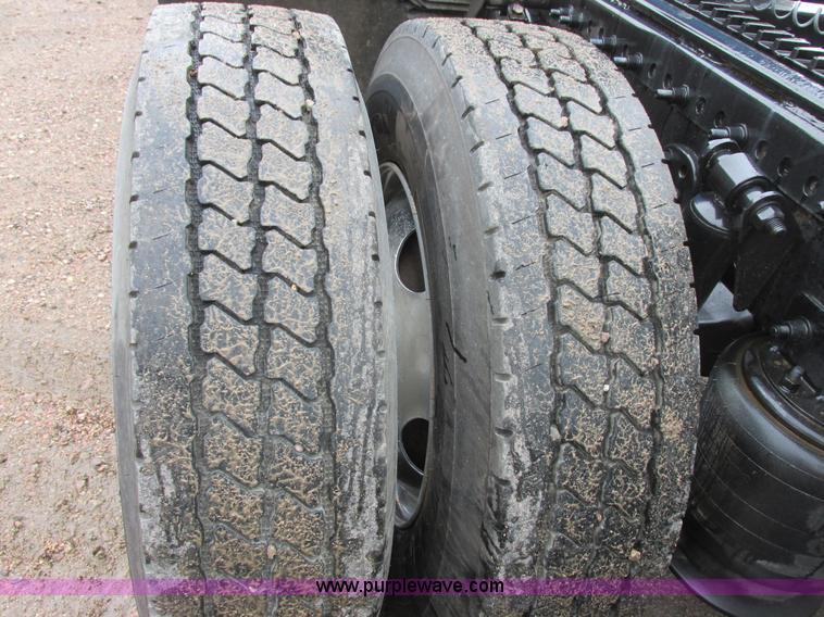 image for item I6195 2001 Freightliner Columbia semi truck