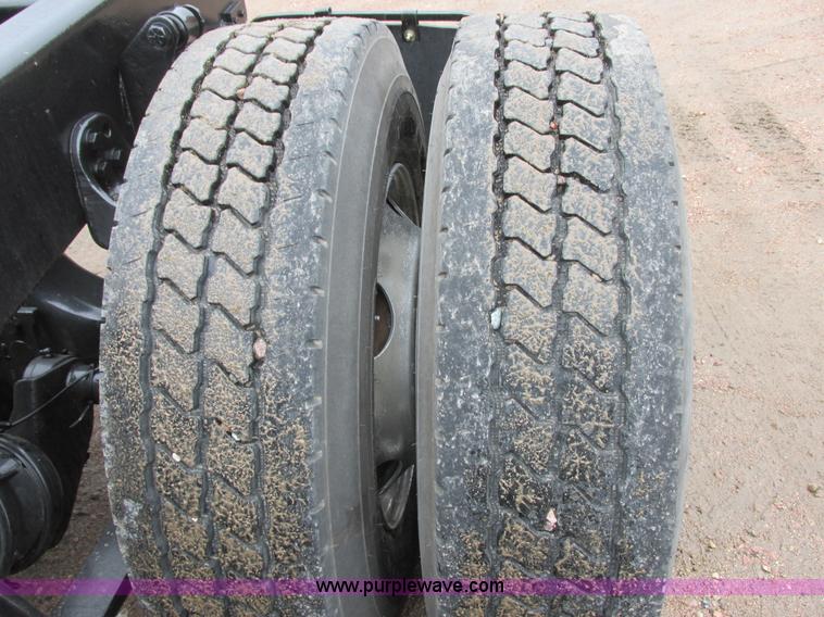 image for item I6195 2001 Freightliner Columbia semi truck