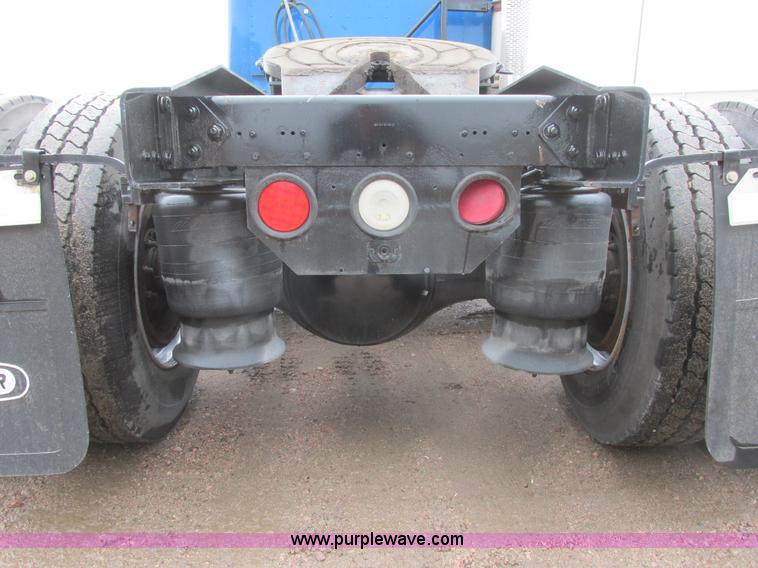 image for item I6195 2001 Freightliner Columbia semi truck