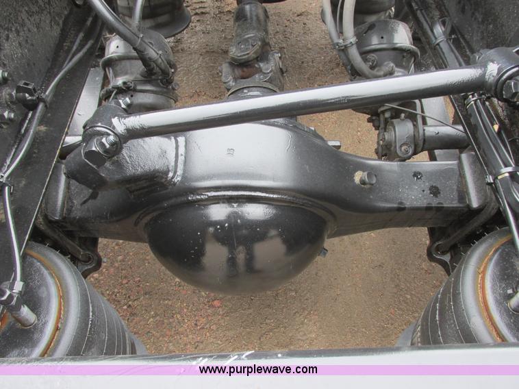 image for item I6195 2001 Freightliner Columbia semi truck