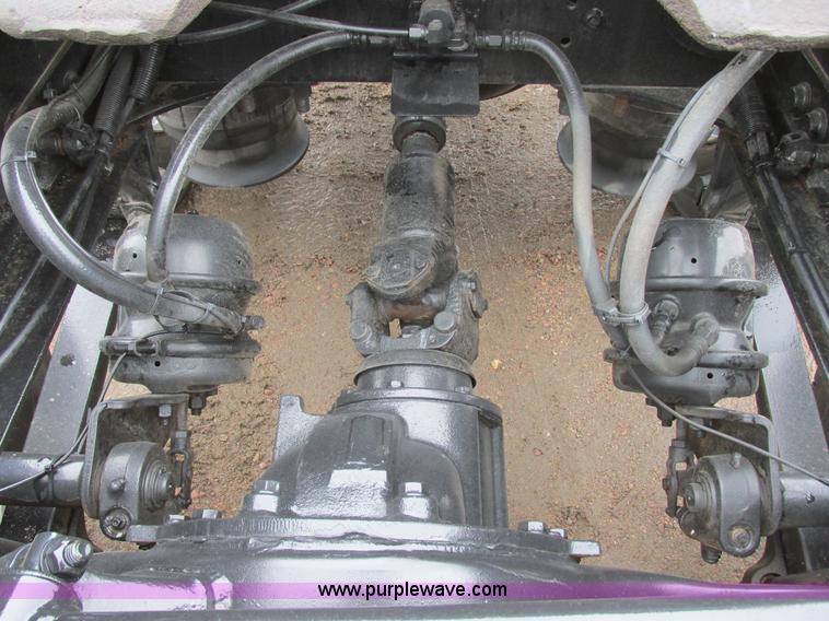 image for item I6195 2001 Freightliner Columbia semi truck