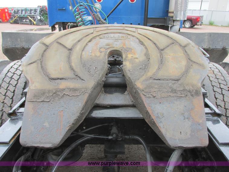 image for item I6195 2001 Freightliner Columbia semi truck