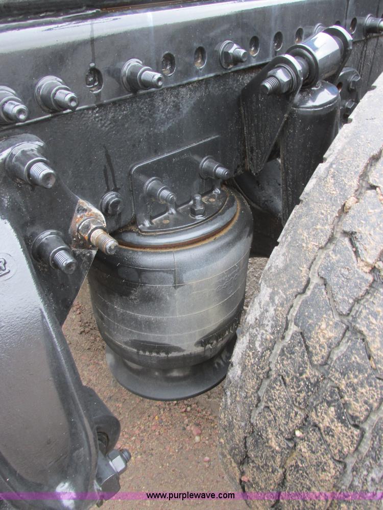 image for item I6195 2001 Freightliner Columbia semi truck