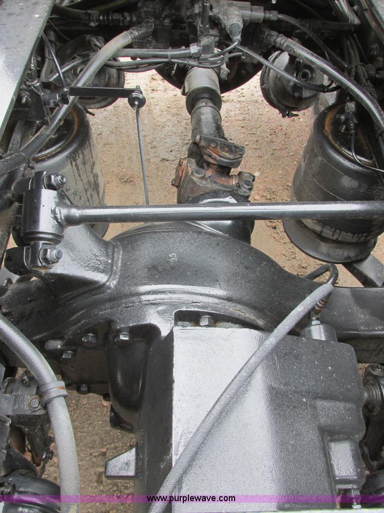 image for item I6195 2001 Freightliner Columbia semi truck