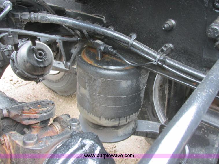 image for item I6195 2001 Freightliner Columbia semi truck