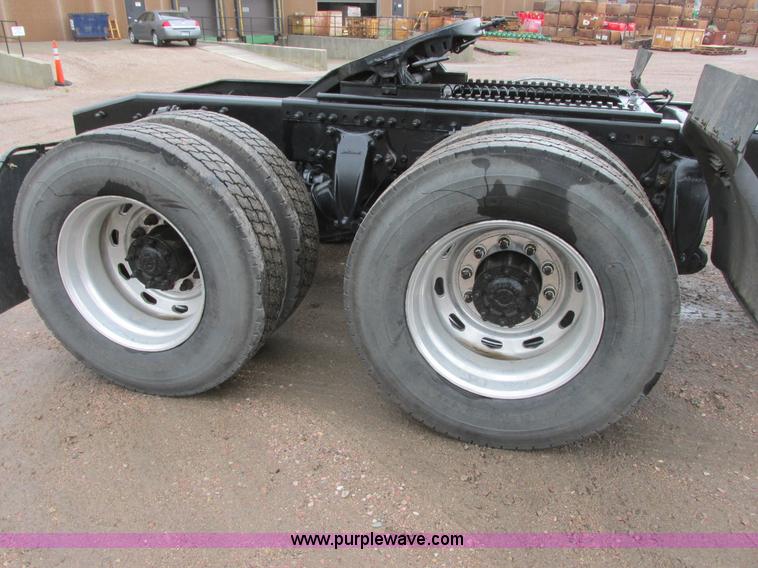 image for item I6195 2001 Freightliner Columbia semi truck