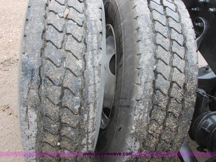 image for item I6195 2001 Freightliner Columbia semi truck