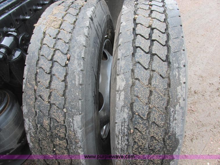 image for item I6195 2001 Freightliner Columbia semi truck