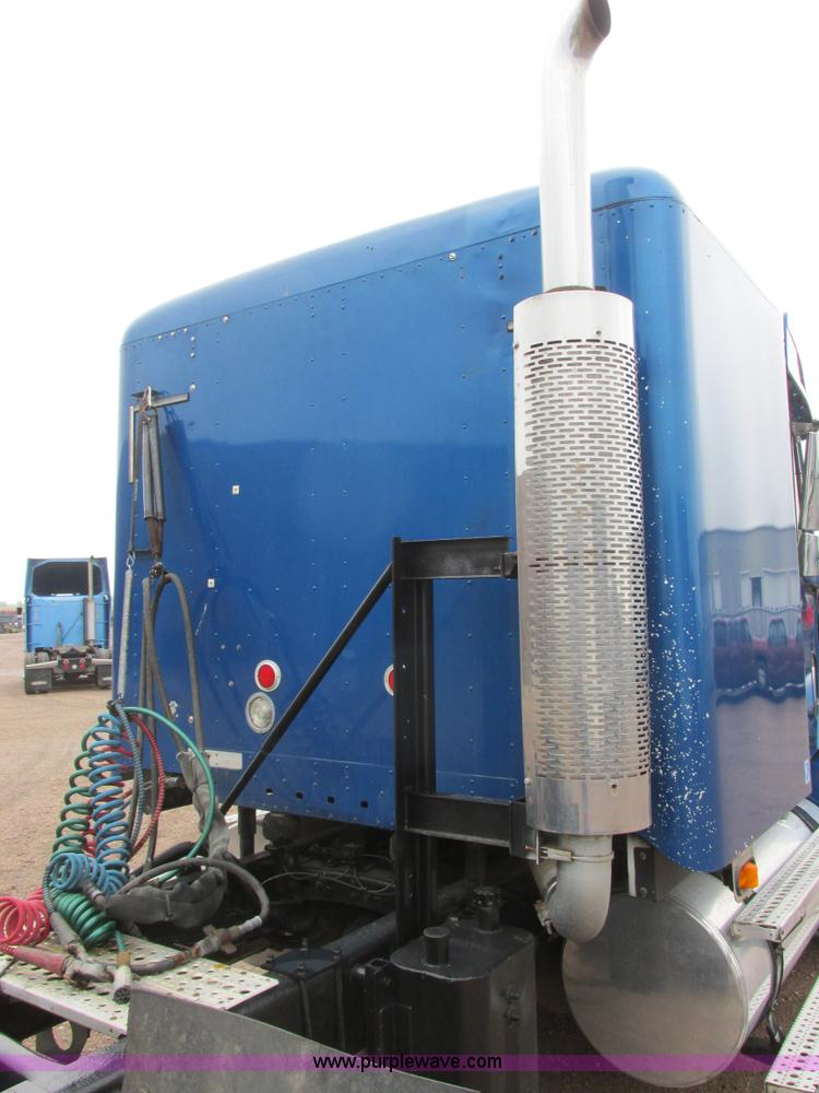 image for item I6195 2001 Freightliner Columbia semi truck