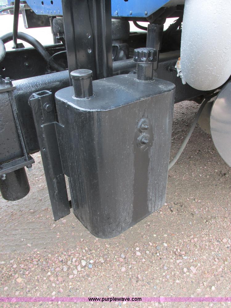 image for item I6195 2001 Freightliner Columbia semi truck