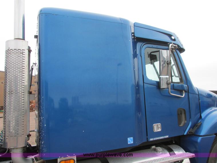 image for item I6195 2001 Freightliner Columbia semi truck