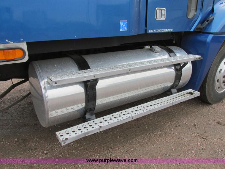 image for item I6195 2001 Freightliner Columbia semi truck