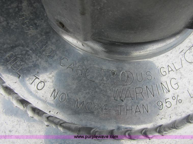 image for item I6195 2001 Freightliner Columbia semi truck