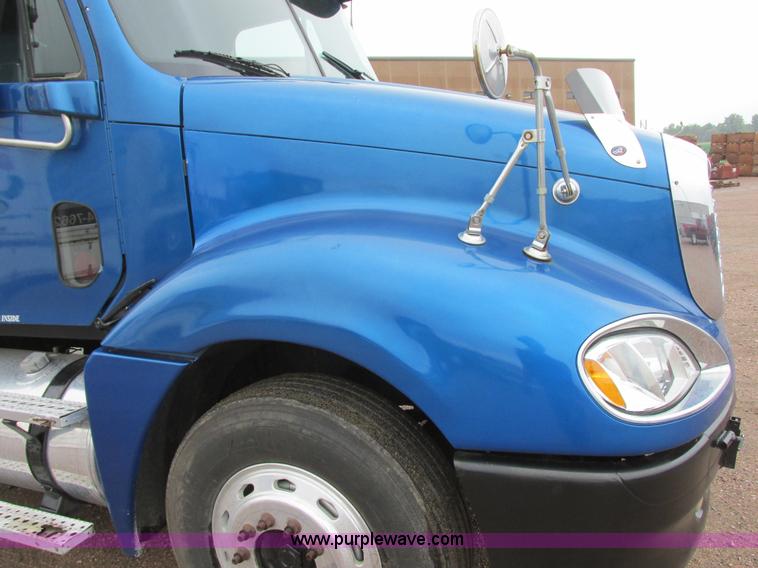 image for item I6195 2001 Freightliner Columbia semi truck