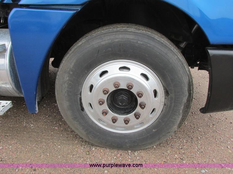 image for item I6195 2001 Freightliner Columbia semi truck