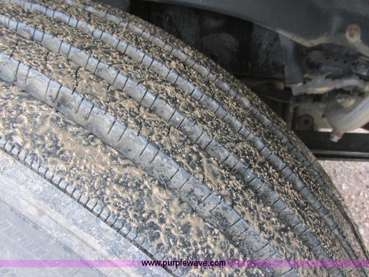 image for item I6195 2001 Freightliner Columbia semi truck