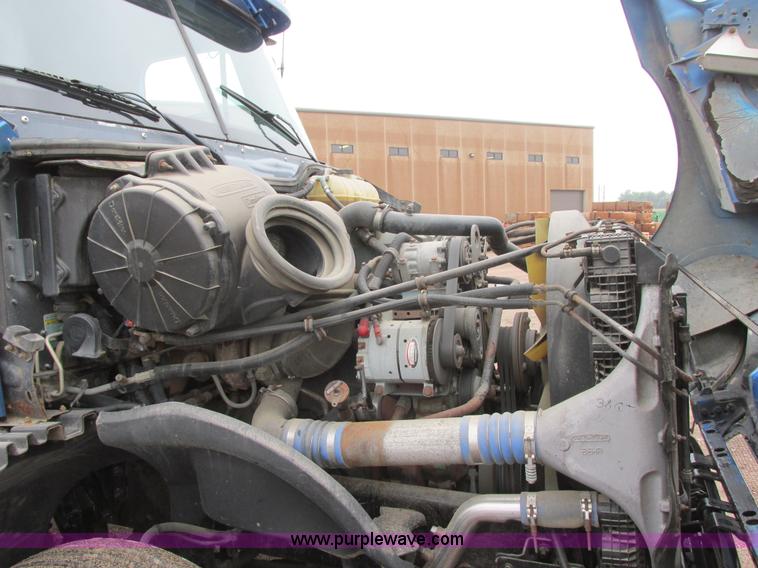 image for item I6195 2001 Freightliner Columbia semi truck