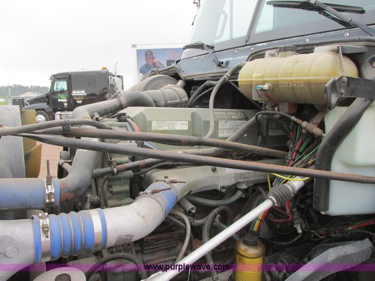 image for item I6195 2001 Freightliner Columbia semi truck