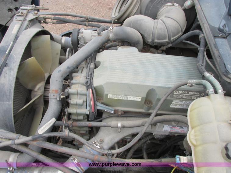 image for item I6195 2001 Freightliner Columbia semi truck