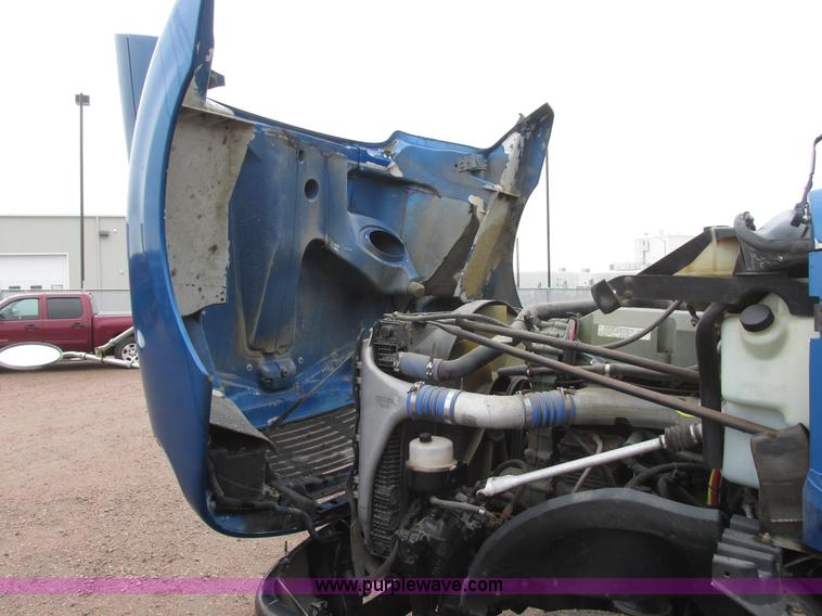 image for item I6195 2001 Freightliner Columbia semi truck