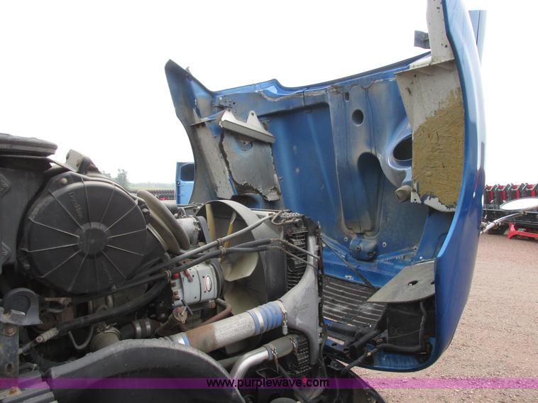 image for item I6195 2001 Freightliner Columbia semi truck